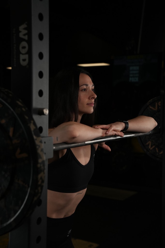 Éliane utilisant des poids libres